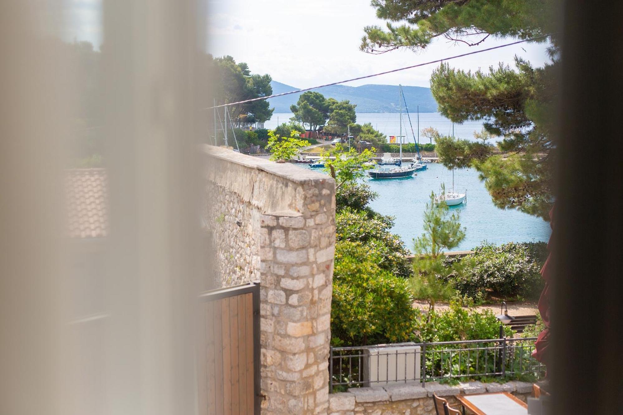 Portella Rooms Krk Town Esterno foto